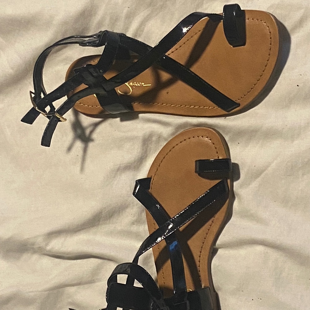 Jessica Simpson women’s flat sandals, Black patent, size 5